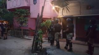 বাড়িটিতে অভিযানে পুলিশের প্রস্তুতি