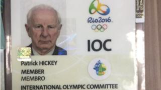 ブラジル警察は記者会見で、逮捕したヒッキー理事のIOC身分証を提示した(17日)