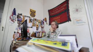 Luis Fondebrider en su oficina