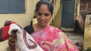 Wanawake wa india hawakufurahia sari za bei na thamani ya chini walizopewa na serikali kama zawadi