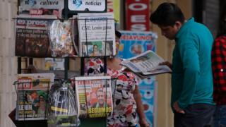Keputusan itu dijatuhkan pada sejumlah surat kabar, di antaranya media terbesar Ekuador.