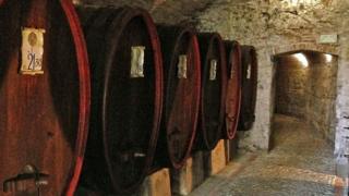 Barricas de vino en el túnel que lleva a la taberna