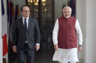 French President Francois Hollande (L) walks with Indian Prime Minister Narendra Modi prior to their meeting in New Delhi on January 25, 2016