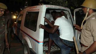La police indienne évacuant des ressortissants africains lors des violences dans le Grand Noida, près de New Delhi