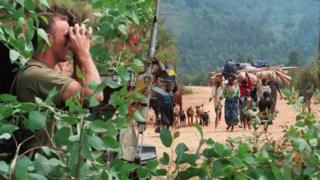 Iyi foto yafashwe muri 1994 irerekana umusirikare w'umufaransa areba impunzi zihunga mu burengerazuba bw'Urwanda.