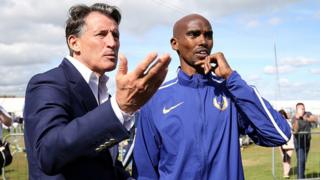 Lord Coe, dirigeant de l'IAAF, parlant à l'athlète Mo Farah après une course remportée par celui-ci en 2016 à Newcastle