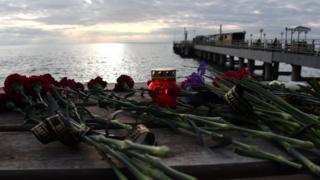 Цветы в память о погибших в авиакатастрофе в Сочи