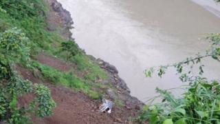 त्रिशुली नदी छेउको पहिरो