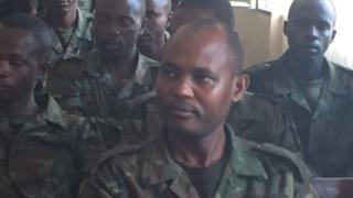Major Aimable Rugomwa (hagati) akurikiranwa kwica umwana w'umusore