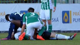 Kone akimsaidia kipa Berkovic