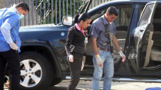 Investigadores observam a cena do assassinato de Bruno Allio Bonetto