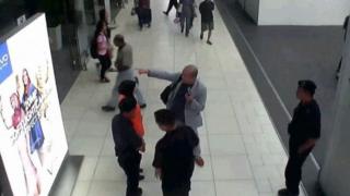 Kim Jong-nam ayaa booliska la hadlay ka dib markii maro sumeysan wejiga loo saaray