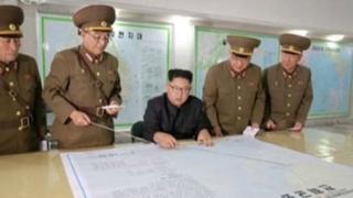 Prezida wa Korea ya Ruguru akikijwe n'abakuru ba gisirikare