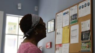 MUjer hispana en el Hispanic Outreach Center, condado de Pinellas