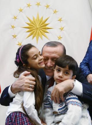 الرئيس التركي أردوغان يحتضن بانا وشقيقها