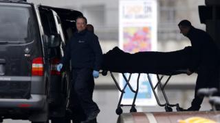 ブリュッセルのメルベック地下鉄駅から運び出される被害者の遺体(23日)