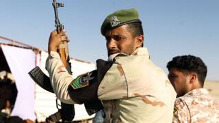 Ces miliciens disent protester ainsi contre le silence des autorités libyennes sur de vieilles revendications.