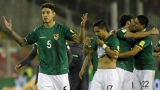 Nelson Cabrera y los jugadores bolivianos celebran tras el empate frente a Chile.