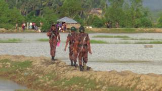 উখিয়া সীমান্তের কাছে নাফ নদীর ওপারে এসে জড়ো হয়েছেন রাখাইনের রোহিঙ্গারা