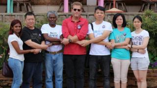 Ababuriye ababo muri Malaysia Airlines Flight MH370 bafatanye amaboko mw'ihoteli ya Gassy Country House Hotel, i Antananarivo, Madagascar, itariki 4 ukwezi kwa 12 mu 2016;