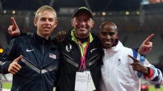 Macallimka Mo Farah, Salazar (Bartamaha) oo la dabaaldegaya Sir Mo Farah iyo Galen Rupp oo billado ku guuleysteen