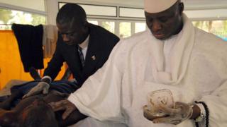 Yahya Jammeh memberikan ramuan herbal anti-HIV buatannya pada 2007