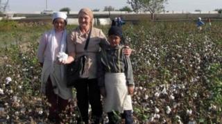 Пахта теримини кузатишга чиққан Елена Урлаева
