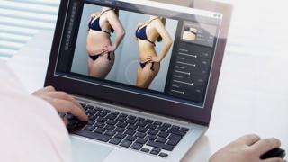 Tela de computador com duas imagens mostrando uma mulher antes e depois do Photoshop