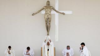 papa francesco ayini yönetiyor