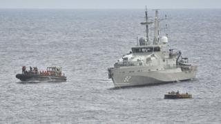 難民ボートを拿捕する豪海軍の船(2012年)