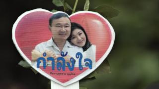 Một biểu ngữ ủng hộ hai anh em Thaksin năm 2016