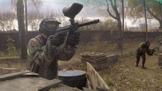 Jóvenes juegan paintball cerca de Moscú.