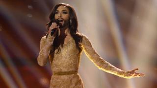 Avusturya'nın sakallı drag yarışmacısı Conchita Wurst 2014'te Danimarka'daki yarışmayı Rise Like A Phoneix şarkısıyla kazandı.