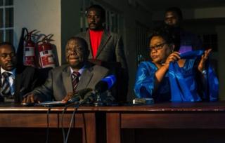 Bwana Tsvangirai (hagati) n'umupfasoni Mujuru (i buryo), ntibaramenyesha uwuzoseruka mu matora y'umukuru w'igihugu