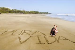 "Pura vida" escrito en una playa de Costa Rica.