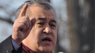 Убактылуу камактагы депутат Өмүрбек Текебаев президенттикке талапкерлигин коюуда