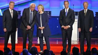 民主党討論会に出席した左からジム・ウェブ、バーニー・サンダース、ヒラリー・クリントン、マーティン・オマリー、リンカーン・チェイフィー各氏(13日、米ネバダ州)
