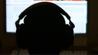 La passagère écoutait de la musique à bord d'un vol entre Pékin et Melbourne le 19 février lorsqu'une explosion bruyante s'est produite.