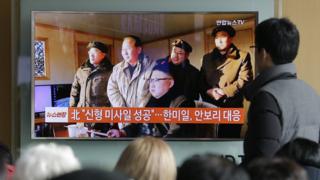 韩国民众在电视前看金正恩的报导(资料图片)