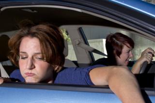 Mujer mareada en un coche.