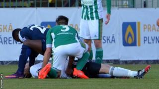 Francis Kone kaleci Martin Berkovec'e müdahale ediyor