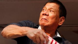 支援者集会で記念のタオルを投げるドゥテルテ市長