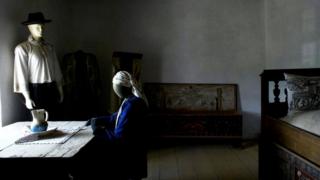 Обстановка скудная: стол и стул, сундук для хранения вещей и узкая кровать