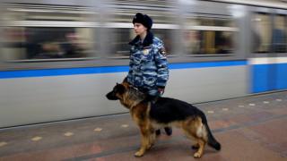 Полицейская с собакой в метро в Петербурге