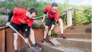 Pobl yn cymryd rhan yng ngweithgareddau GoodGym yn Sheffield