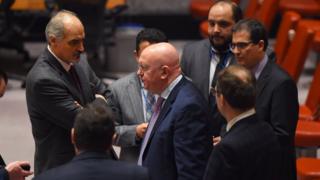 السفير الروسي في الأمم المتحدة، فاسيلي نيبينزيا، ومندوب سوريا الدائم لدى الأمم المتحدة، بشار الجعفري، قبل اجتماع مجلس الأمن في 23 فبراير/شباط 2018