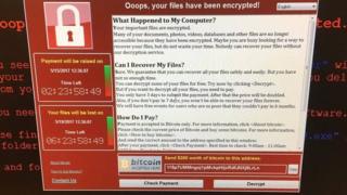 Pantalla con alerta de virus.
