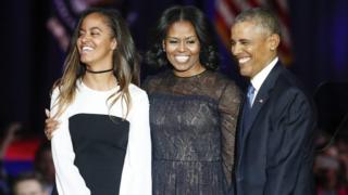 Mwana mkubwa wa Obama Sasha, mkewe Michelle Obama na rais Barrack Obama wakati wa hotuba yake ya mwisho