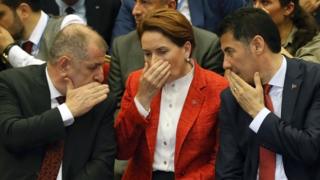 Ümit Özdağ (solda), Meral Akşener'in (ortada) ve Sinan Oğan (sağda)