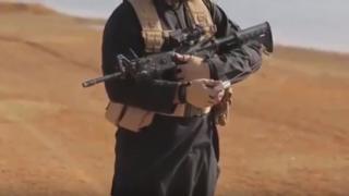 Video menunjukkan, seorang militan ISIS menyalakan api dari jarak jauh untuk membakar dua serdadu Turki hidup-hidup.